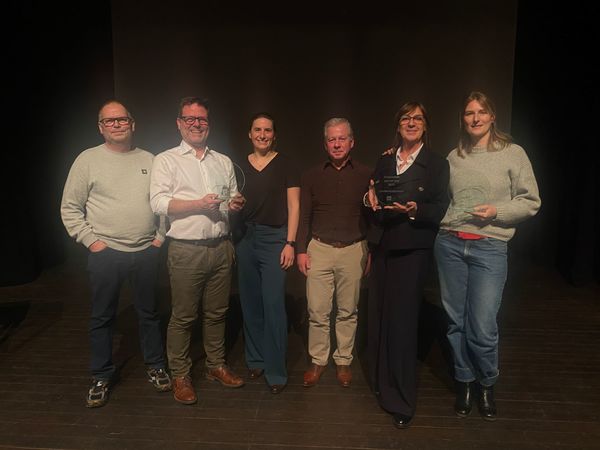 Groepsfoto: de winnaars van vorig jaar reikten awards uit aan de winnaars van dit jaar